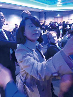 央視女記者孔琳琳9月30日在英國保守黨的座談會上打人，中共還力挺她，要求會議組織者道歉，被外人視為愚蠢透頂的舉動。（網路圖片）