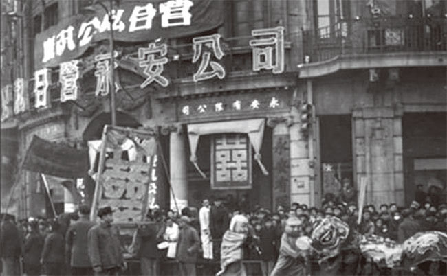 1955年中國掀起一場大規模的公私合營運動。1955年11月23日上海市私營永安股份有限公司實行公私合營。（資料圖片）