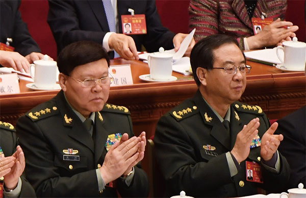 中共前軍委委員房峰輝（右）、張陽（左）涉嫌在19大前謀劃軍變被調查，後張陽在家自縊身亡，2018年10月16日房峰輝被起訴。（AFP）