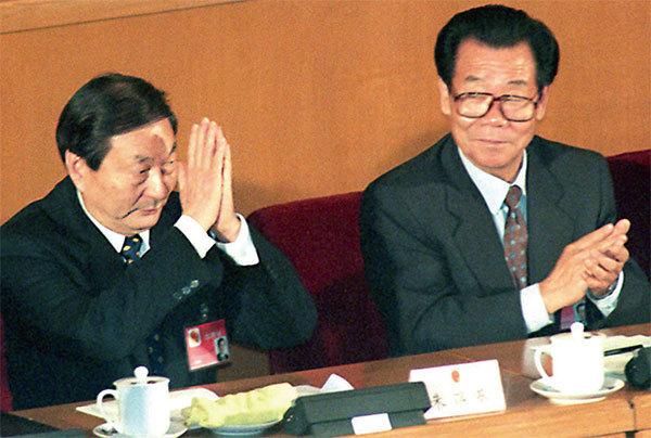 早年，在中南海敢跟江澤民正面衝突的正是朱鎔基（左）和李瑞環（右），這兩位「江剋星」近日接連「現身」，為胡、習站臺、抗衡江澤民。圖為兩人出席1998年3月中共兩會。（AFP）