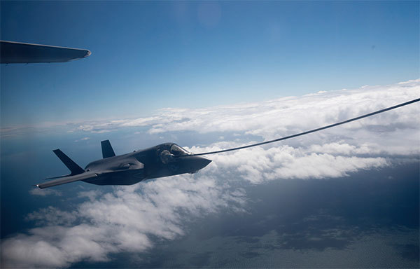 美國海軍陸戰隊兩架F-35B戰鬥機，10月23日在東海上空進行了空中加油訓練，受到中方的關注。圖為2016年7月1日F-35B飛機接近KC-130J空中加油機。（Getty Images）