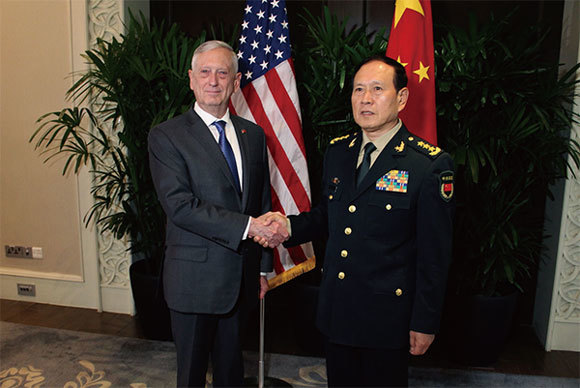 10月18日，美中兩國防長在新加坡出席東盟防長會議時會面，馬蒂斯（左）指出，美中需要加深高級別的聯繫，緩解可能發生的衝突。（AFP）