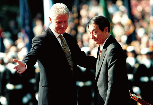 美媒說，北京的擔憂有跡可尋，當年克林頓政府，將時任中共總理的朱鎔基開出的條件公諸於眾，令朱遭到中共黨內強硬派批評。圖為1999年4月8日朱鎔基訪美。（Getty Images）