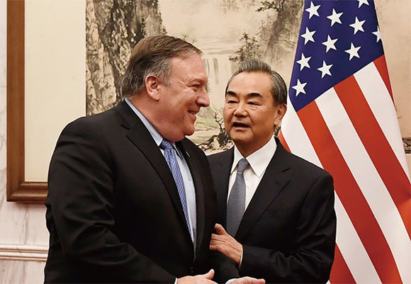 港媒稱，美國務卿蓬佩奧10月訪問北京，遭到中方冷落。雙方會晤之後，中共外交部長王毅甚至沒帶他吃頓飯，非常失禮。（Getty Images）