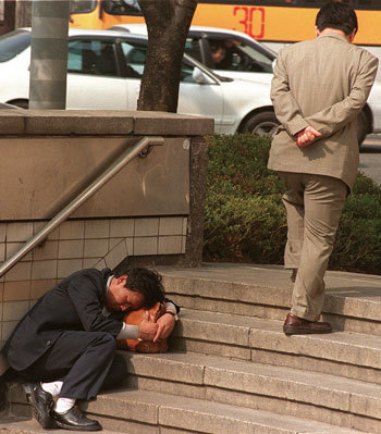 1997到1998年爆發亞洲金融風暴，受創最深的韓國，韓圓貶值50％，幾乎瀕臨全國破產，成千上萬的白領工人流落街頭。（AFP）