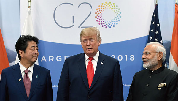 2018年11月30日，特朗普（中）與日本首相安倍晉三（左）、印度總理莫迪（右）舉行了罕見的三邊會談，顯示特朗普政府期待和日印共同解決中共的地區霸權問題。（AFP）