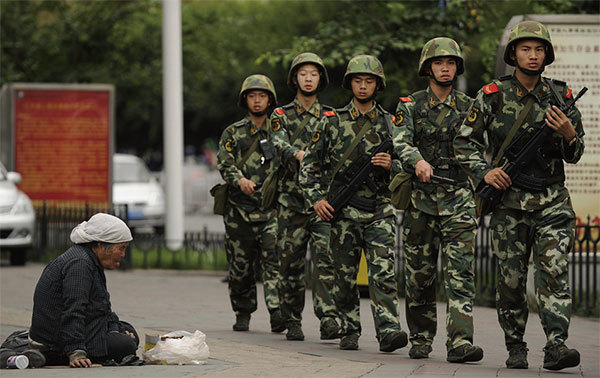 中共駐美大使崔天凱將中共拘禁100多萬維吾爾人與美國在中東打擊伊斯蘭國恐怖分子的軍事行動等同起來，被指太不恰當了。圖為中共武警進駐新疆。（AFP）