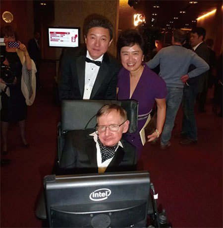 2013年3月20日晚，瑞士日內瓦，張首晟獲尤里基礎物理學前沿獎。圖為張首晟（左）與夫人余曉帆（右）與同日獲得特別獎的英國物理學家霍金（前）。（中國新聞圖片網張首晟提供）