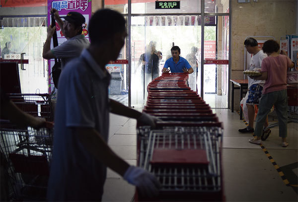 經濟大蕭條正在向中國人走來，一個明顯的現象是超市裡購物的人比以前大幅減少70％，購物相應也大幅減少。（AFP）