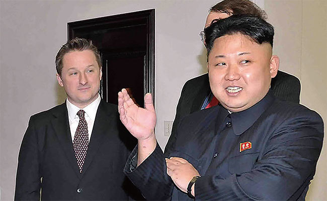 孟晚舟案爆發後，第二位在中國被捕的加國公民斯帕沃爾（Michael Spavor，左）是少數幾個受到北韓領導人金正恩（右）接見的西方人士之一。（AFP）