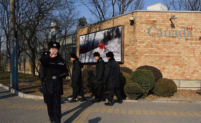 中共連抓三名加拿大公民，致使外交危機升級。目前仍有200名加拿大人在中國被拘留，包括政治案件、雙重國籍問題等。圖為加拿大駐北京大使館前。（AFP）