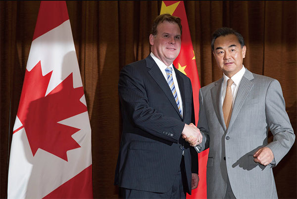 中共外交部長王毅據傳在加拿大擁有兩座豪宅。圖為2014年7月29日王毅接待訪京的加拿大外交部長約翰貝爾德（左）。 （Getty Images）
