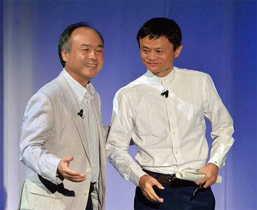 軟銀創辦人孫正義（左）與馬雲（右）深度合作，近期還把中國盛行的支付寶引入日本，取名paypay。paypay的系統藍本是支付寶系統，引發個人信息被中共掌控的安全問題。圖為2014年資料圖。（AFP）