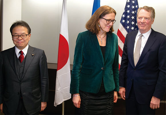 美國貿易代表萊特希澤（右）1月10日在華盛頓會見日本與歐盟代表，就在世貿組織框架下如何約束中共進行討論。（AFP）