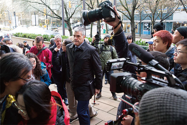 在傳出王偉晶被捕當天，華為加拿大公司負責公共事務的高級副總裁斯科特．布拉德利（Scott Bradley）宣布辭職。圖為布拉德利去年12月11日孟晚舟獲保釋前步入法庭。（AFP）
