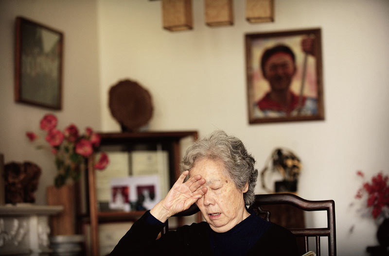 退休大學教授、「天安門母親」聯合發起人丁子霖2009年在自己位於北京的家裡。她身後的牆上掛著命喪「六四」屠殺的17歲兒子蔣捷連的畫像。（AFP）