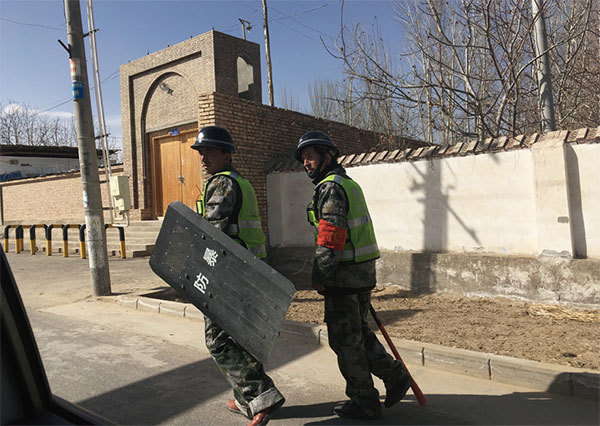 美眾議員1月18日重提有關反制中國當局打壓維吾爾人人權的議案，指出已有100多萬維吾爾人被關押在新疆政治再教育營裡。圖為當地警方正在新疆的一個村莊巡邏。（AFP）