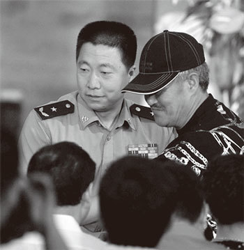 2011年8月，楊利偉因著軍服參加趙本山北京劉老根會館的開幕式而被網友詬病。（大紀元資料室）