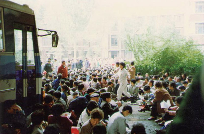 1999年4月21日，法輪功學員去天津教育學院和平反映情況。沒想到天津公安局竟毆打學員，並於23日開始驅逐與抓人。（明慧網）