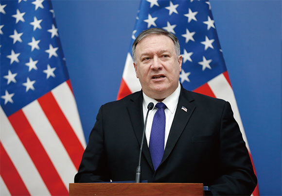 美國國務卿蓬佩奧2月21日再次對與華為合作的國家提出警告。圖為蓬佩奧2月11日在布達佩斯展開中歐訪問時呼籲匈牙利等歐洲國家棄用華為。（AFP）