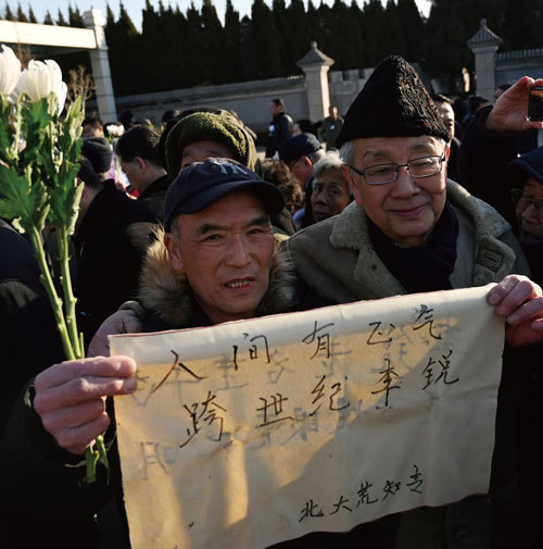中共自由派元老李銳的告別式2月20日上午在北京八寶山公墓舉行，湧入數百位民眾自動前往悼念。（Getty Images）