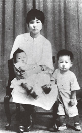 毛澤東的第二任妻子楊開慧說，毛是「生活流氓，政治流氓」。圖為楊開慧與毛澤東的兒子毛岸英、毛岸青。（維基百科）