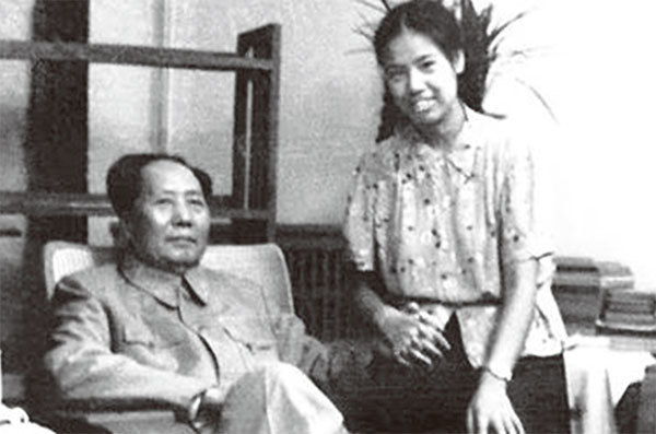 毛孫毛新宇曬的家庭照顯示，毛澤東與兒媳邵華十指相扣。（資料圖片）