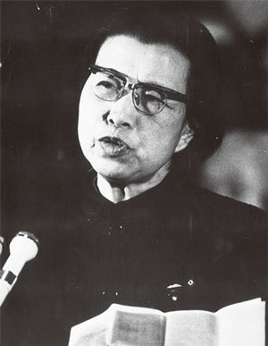 江青自從嫁給毛澤東後，雖享榮華富貴，但因毛風流成性，完全不顧她的尊嚴令她痛苦不堪，在北大萬人會場哭訴大聲辱罵毛澤東的兒媳邵華並非兒媳。（Getty Images）