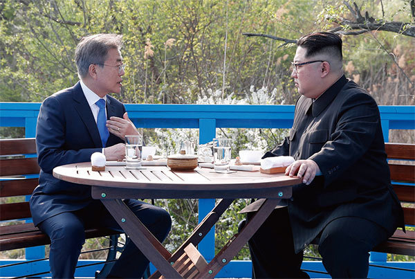 面對美朝會談破裂，奉行綏靖政策的韓總統文在寅（左）「憂多喜少」。文對北韓核武的威脅缺乏正確認識。圖為2018年4月27日在韓國舉行的韓朝首腦會議。（Getty Images