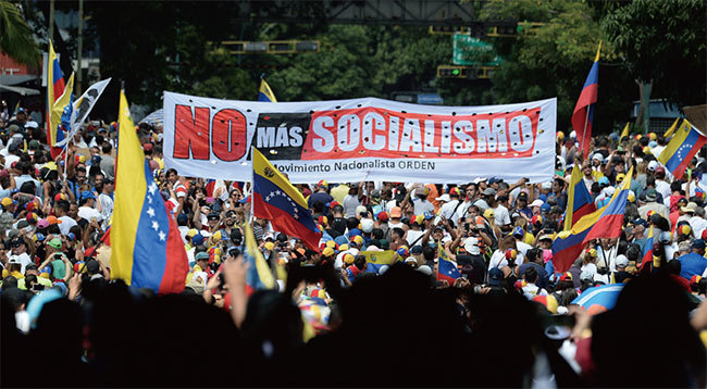 委內瑞拉曾是南美洲最富有的國家，但近年來實行社會主義政策，使該國走向貧窮，並爆發大規模飢荒和暴力。圖為2月2日委內瑞拉民眾抗議社會主義政權。（Getty Images）