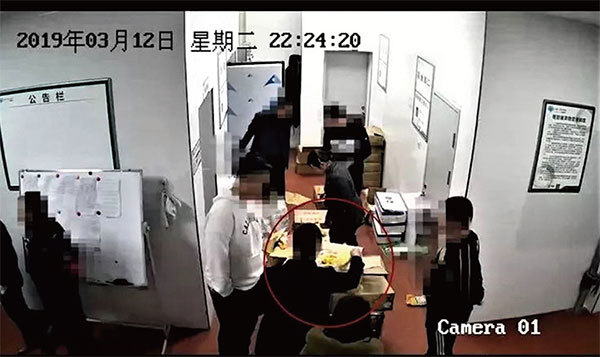 3月17日成都市公安局公布的成都七中實驗學校小學部食堂監控視頻片段。（視頻截圖）