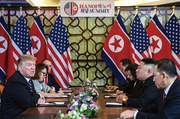 特朗普（左）與金正恩（右中）於2019年2月28日在越南河內舉行第二次特金會談，無果而終。（AFP）