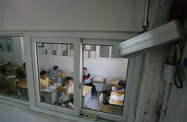 中共架設攝像頭天羅地網的監控人民，校園也淪陷。圖為杭州一間教室外的監視攝影。（Getty Images）