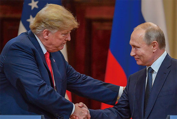 特朗普總統（左）擺脫「通俄門」掣肘後，與俄羅斯改善關係的可能性增大，但還面臨如何有效化解目前危機，其中包括與俄羅斯歷史和現實的矛盾分歧等。（Getty Images）