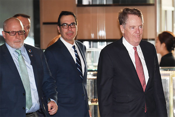 美國貿易代表羅伯特．萊特希澤和財政部長史蒂芬．姆欽3月28日抵達北京，與中共副總理劉鶴展開新一輪談判。（AFP）