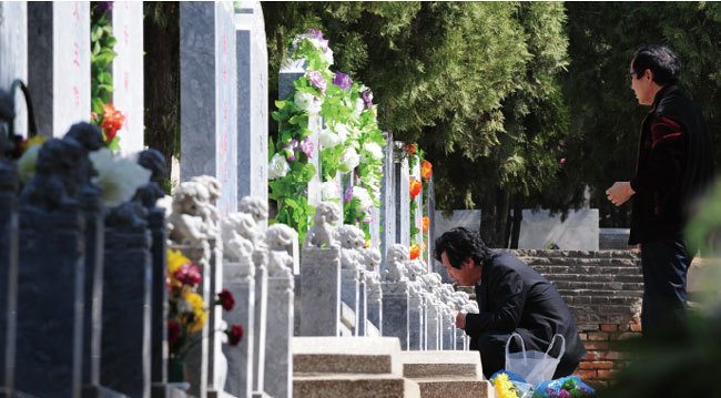 清明掃墓的民俗在唐代時已經相傳成俗，唐玄宗開元年間將寒食民俗的上墳祭掃列入禮典。（Getty Images）