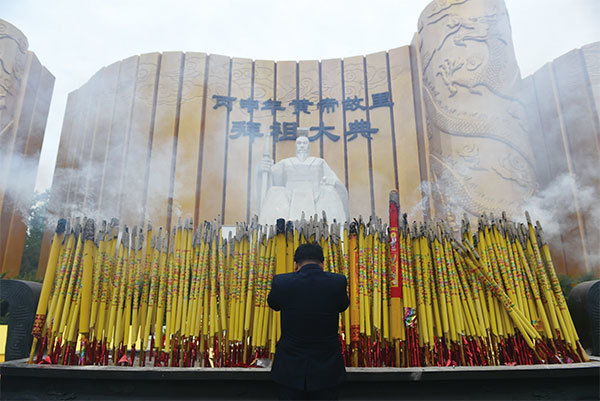 中國人自稱「炎黃子孫」，黃帝是中國人的「超級祖先」之一。圖為2016年4月9日河南省新鄭一個祭祀黃帝的儀式。（AFP）