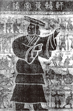 中國人最早的祖先是半神，中國人對祖先的崇拜，其實就是對神的崇拜的具體表現。圖為山東濟寧東漢武梁祠的石刻黃帝像。（公有領域）