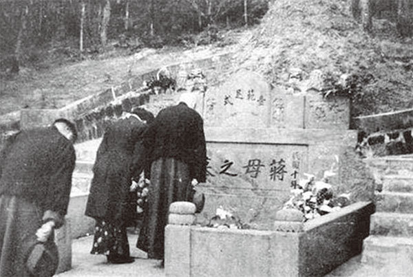 1949年蔣介石夫婦祭掃蔣母王采玉之墓，胡崇賢攝。（公有領域）