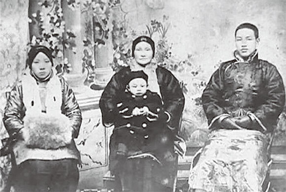 民國前2（1909）年中華民國故總統蔣中正先生與母親王采玉、原配毛福梅、長子蔣經國合影。（公有領域）