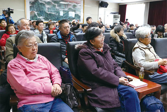 港媒稱，近200名中共紅二代日前在北京開會上發言挺習，其折射的是紅二代面對中國巨變的恐慌與掙扎。圖為2015年紅二代胡木英（左一）在北京。（大紀元資料室）