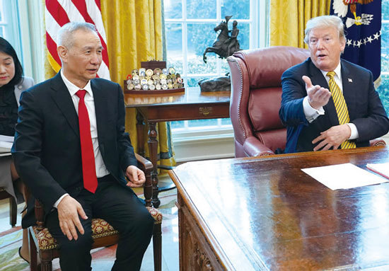 4月4日，美國總統特朗普在白宮接見中共副總理劉鶴。與以往不同的是，劉鶴坐在了特朗普的右邊。（Getty Images）
