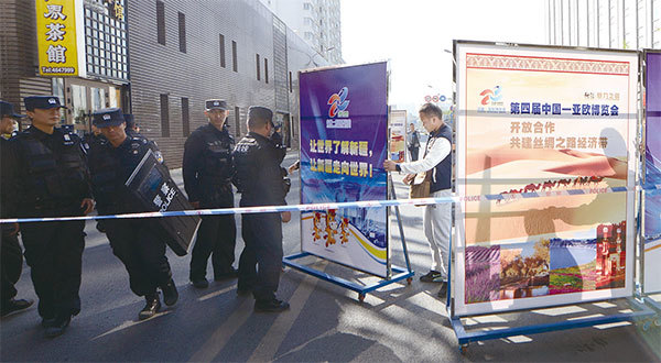 起點在中國新疆的「中巴走廊」是中共「一帶一路」最大的項目,號稱通過古老的絲綢之路將亞洲和歐洲相連。去年巴基斯坦決定重新審查。圖為2014年新疆街頭「一帶一路」文宣。(AFP)