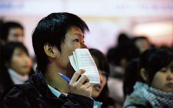 時評指美中貿易戰加速外資撤出步伐，應屆畢業生等年輕人的失業潮和待業潮逐漸形成，中共新時代「上山下鄉」是為了防微杜漸，讓閒散人員有事可做。（ AFP）