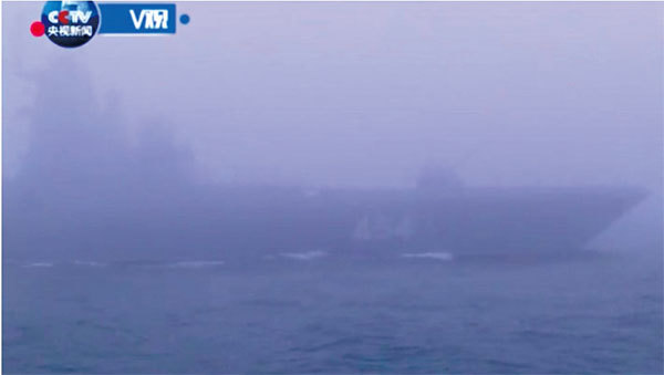4月23日，青島海域出現超大濃霧，幾乎難以看到在航行中的軍艦。（視頻截圖）