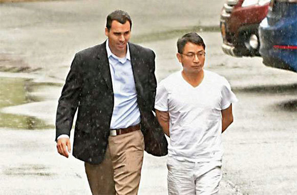 美國司法部4月23日公布對前通用電氣華裔工程師鄭小清的新起訴書，指控他從事經濟間諜活動。圖為2018年8月鄭小清被紐約警方逮捕。（電視臺截圖）