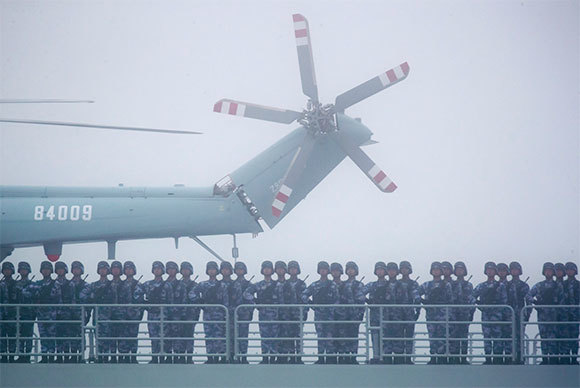 4月23日，中共海軍在青島舉行成立70周年海上閱兵，青島海面泛起大霧，央視取消直播。（AFP）
