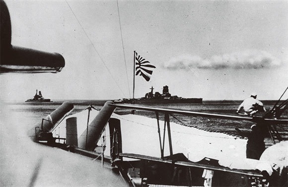 韓國去年海上閱兵要求日艦不得懸掛旭日旗。參加中共閱兵的日艦上掛著的受到批判的旭日旗卻在中國境內升起，引發輿論關注。圖為二戰時懸掛旭日旗的日本軍艦。（Keystone / Getty Images）