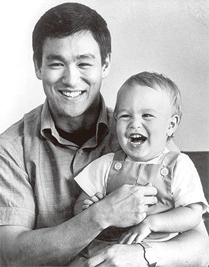 李國豪1993年拍攝電影《烏鴉》，因道具槍射出真子彈，腹部中彈失血過多身亡，年僅28歲。圖為1966年，李國豪和父親李小龍。（公有領域）