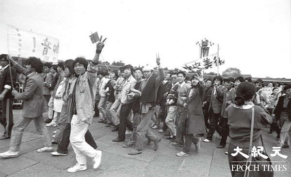 1989年「六四」前，北京各個大學學生遊行到長安街，圖為學生向圍觀市民致意。